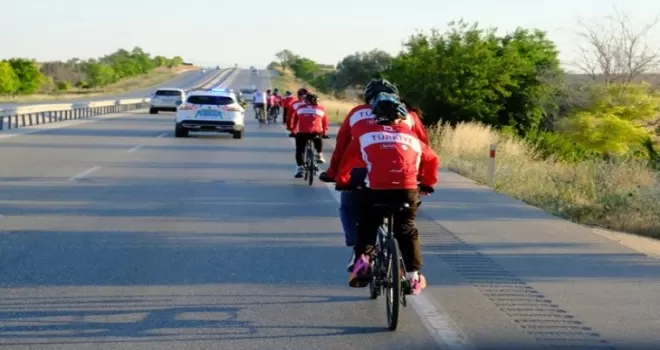 Konya’dan 7’si görme engelli 20 kişi Ankara’ya pedal çevirdi