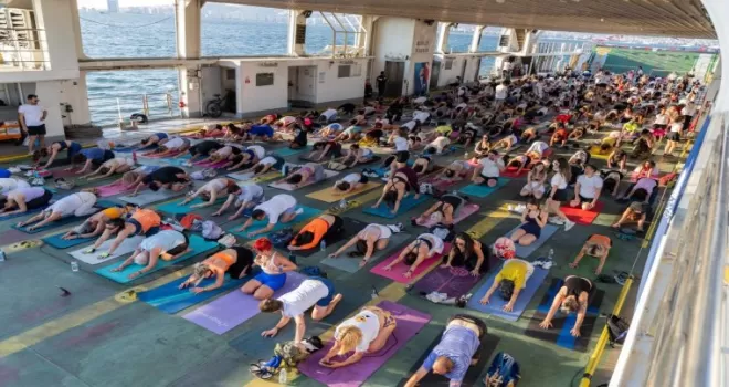 Körfez’in mavisinde 400 kişilik yoga buluşması