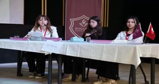 Kütahya’da liseler rası münazara finalinde gençler sahnedeydi