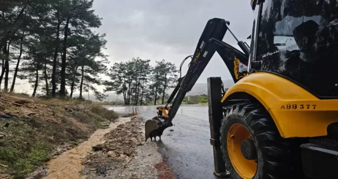 Kuvvetli yağış ve fırtına Antalya’da hayatı olumsuz etkiledi