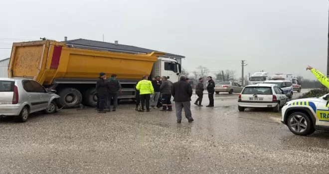 Kuzey Çevre Yolu’nda kamyon ile otomobil çarpıştı