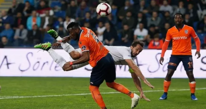 Lider Medipol Başakşehir sahasında galip