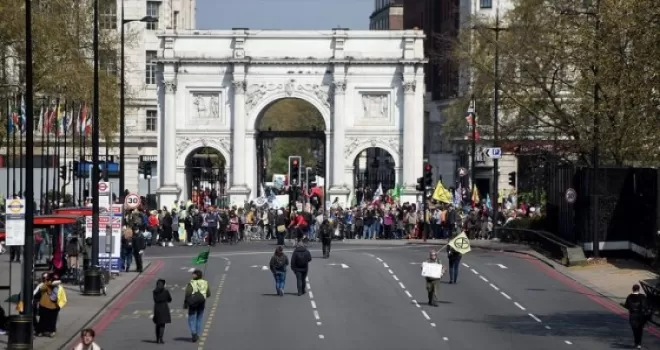 Londra'da çevreciler yolları kesti