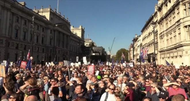 Londra'da yüzbinler yeni Brexit referandumu için yürüdü