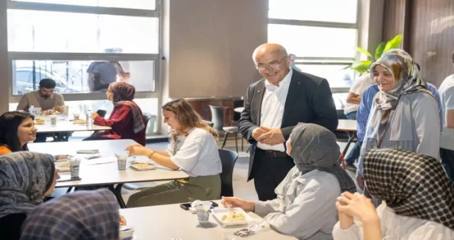 Malatya Şehir Kütüphanesi’nde öğrencilere yemek ikramı