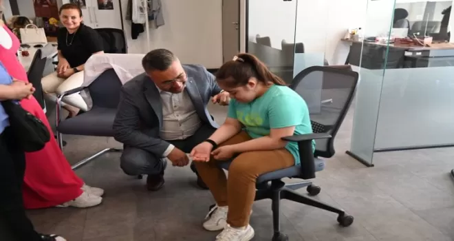 Manisa’da ’Ben Buradayım’ akıllı bileklikleri dağıtılıyor