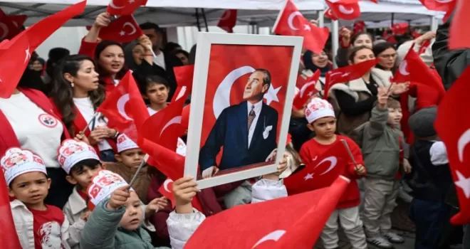 Manisa’da çocukların Cumhuriyet ve bayram sevinci