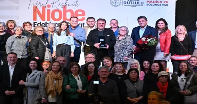 Manisa’da Nebil Özgentürk, Niobe Söyleşileri’nde sanatseverlerle buluştu