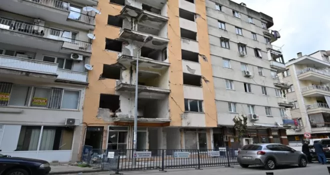 Manisa Şehzadeler’de riskli bina için harekete geçildi