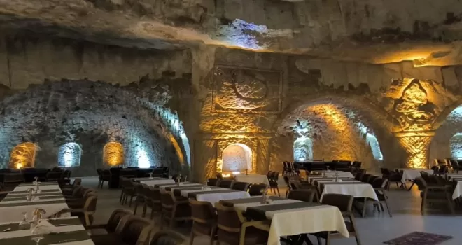 Mardin’de 15 yıllık emek: Kayaları oyup 400 kişilik dev mağara restaurant açtı!