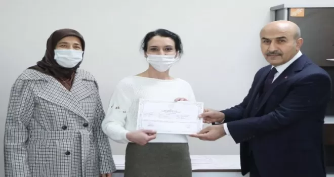 Mardin'de başarılı kursiyerler sertifikalarını Vali Demirtaş’tan aldı 