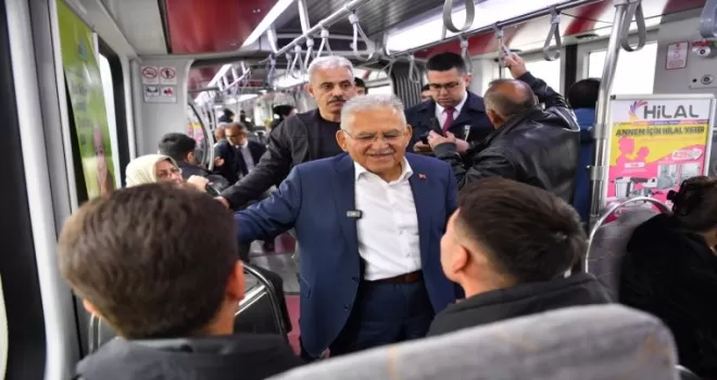 Memduh Büyükkılıç’tan tramvay yolculuğu