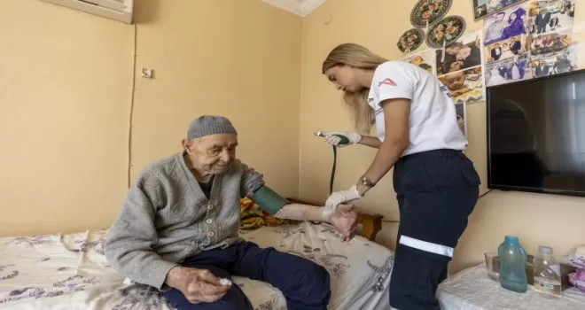 Mersin Büyükşehir evde sağlık hizmetiyle yaralara merhem oluyor