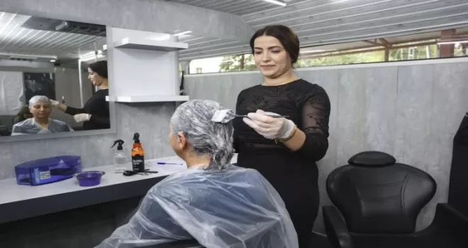 Mersin’in mobil kuaförü kırsaldaki vatandaşların yanında