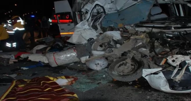 Midibüs sulama kanalına devrildi: 14 ölü, 26 yaralı