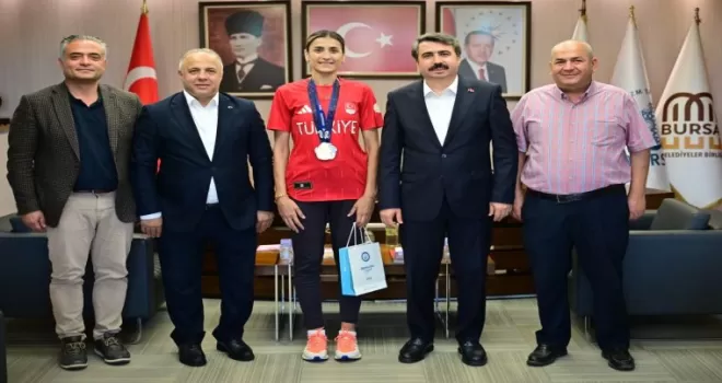 Milli tekvandocu madalya sevincini Oktay Yılmaz’la paylaştı