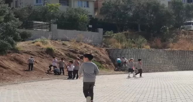Mudanya’da yarım bırakılan bahçe duvarı öğrenciler için tehlike oluşturuyor