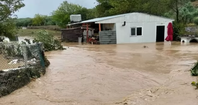 Mudanya Yalıçiftlik’te ev sular altında kaldı... Mahsur kalan adını MAK kurtardı