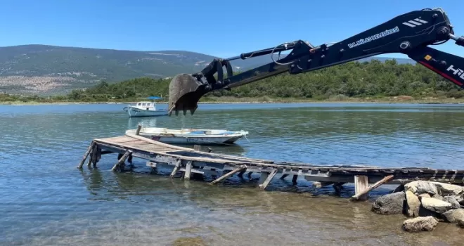 Muğla Milas’ta kaçak iskeleler yıkılıyor