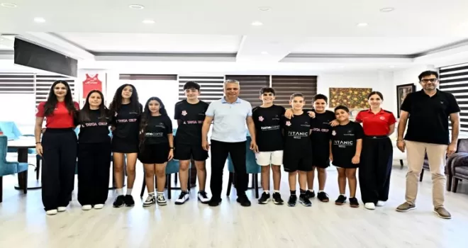 Muratpaşa Belediyespor squashta kürsüden inmiyor