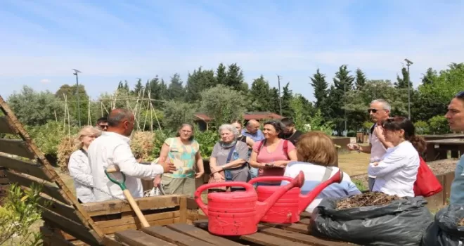 Organik atıklar komposta dönüşüyor... İzmir’de bahçede dönüşüm başladı