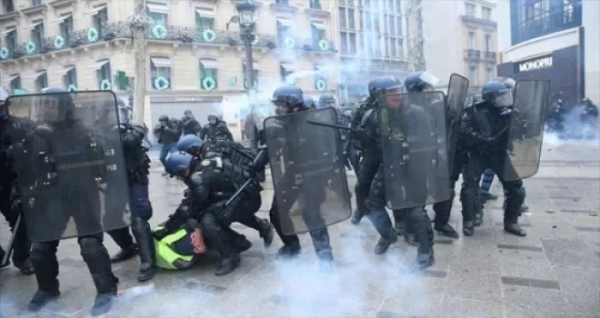 Paris'te 'sarı yeleklilere' polis müdahalesi