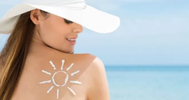 Sağlık bakanlığı uyardı: Güneş kreminizi günde 6 kaşıktan az sürmeyin