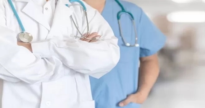 Sağlık çalışanlarının maaş belirsizliği yoruyor