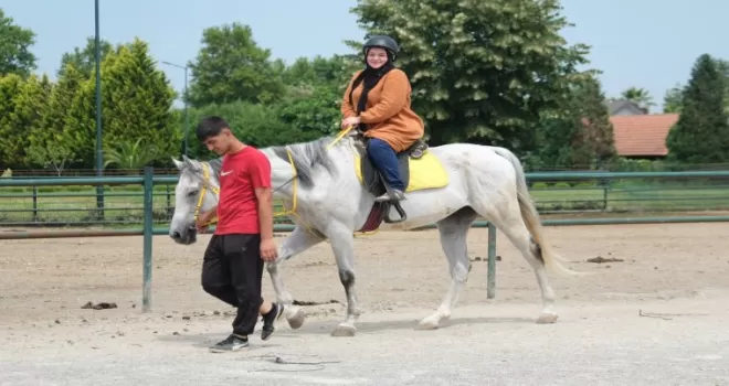 Sakarya’da sağlıklı yaşam yolculuğunda at biniciliği heyecanı