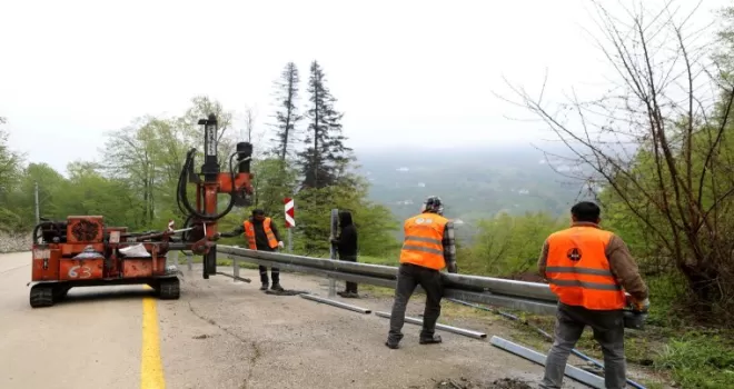 Sakarya Taşyatak’ta çelik bariyer montajı tamam