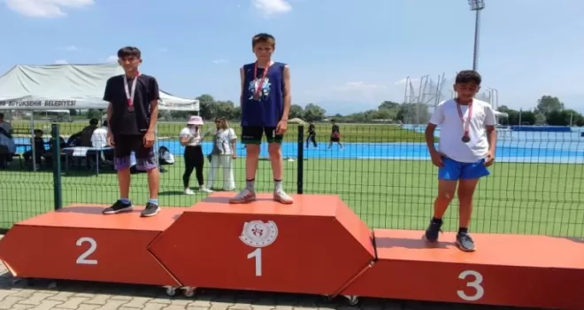 Sakaryalı atletizimciler kürsüden inmedi