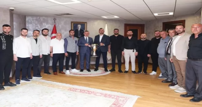 Şampiyon Gölcükspor kupasıyla Başkan Büyükakın’a geldi