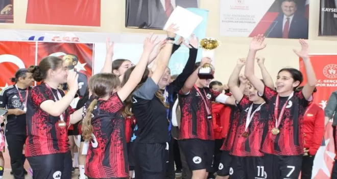 Şampiyonluk kupası Gölcük’e geldi