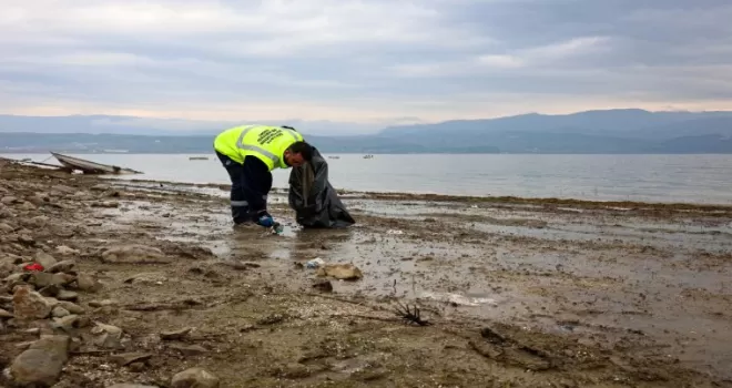 Sapanca Gölü’nde ekosistemi koruyan kıyı temizliği