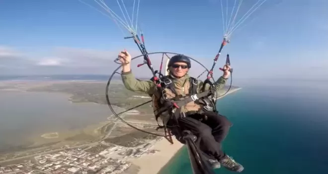 Saros’ta eski gazeteciden paramotorla manevi uçuş