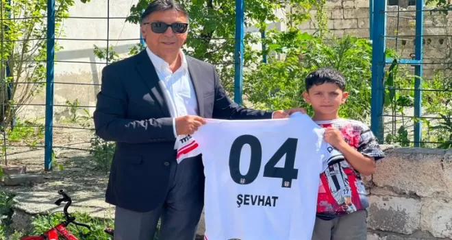 Seyit Ateş, Ağrılı taraftar Şevhat’ın Beşiktaş forması hayalini gerçekleştirdi
