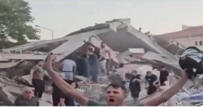 Sındırgı’da bir bina yıkıldı