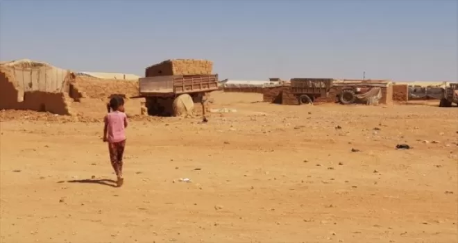 Suriyeliler Rukban Kampı'nda yaşam mücadelesi veriyor