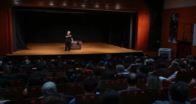 Tahsin Hasoğlu’ndan İZKİTAP’ta kahkaha dolu gece