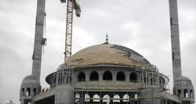 Taksim Camisi'nin alemi yerleştirildi