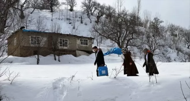 Tedavi için karlı yamaçları aşıyorlar