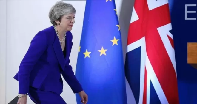 Theresa May güvenoyu aldı ama Brexit krizi sürüyor