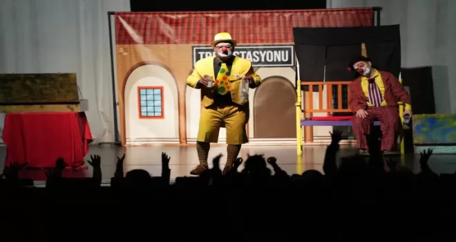 Trabzon’da minikler tiyatroda hem eğlendi hem öğrendi