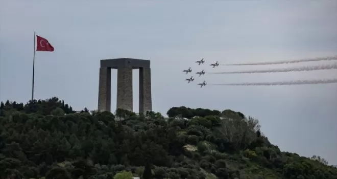 'Türk Yıldızları' Şehitler Abidesi semalarında