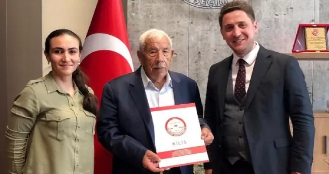 'Türkiye'nin en yaşlı muhtarı' mazbatasını aldı