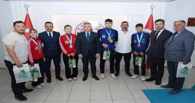 Türkiye şampiyonları Artvin Valisi’ne konuk oldu