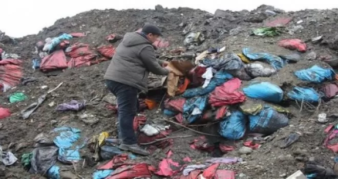 Türkmenler için toplanan yardımlar çöplükten çıktı