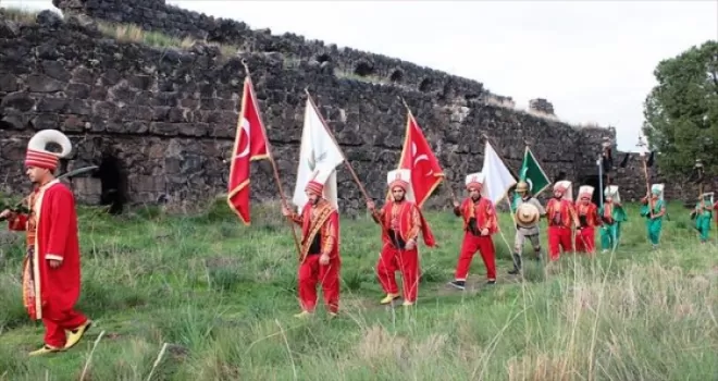 Üniversiteli mehteranlar kalelerdeki bayrakları yeniliyor