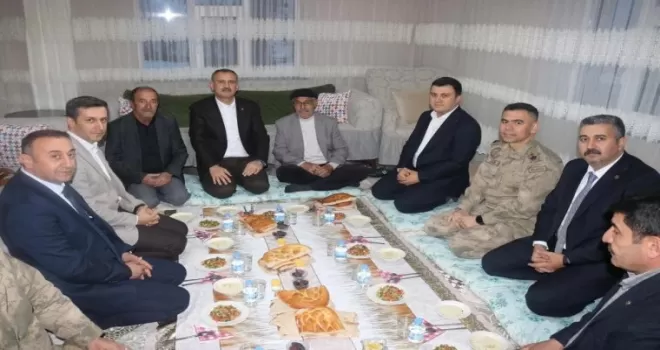 Vali Bozkurt, Patnos Akyemiş’te çiftçi ailenin sofrasına konuk oldu