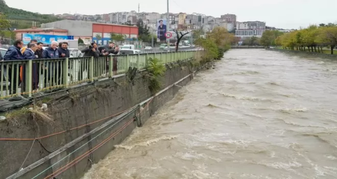 Vali Davut Gül, Kağıthane’de sağanak yağış sonrası incelemelerde bulundu